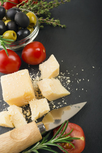 奶酪用草本 橄榄和西红柿