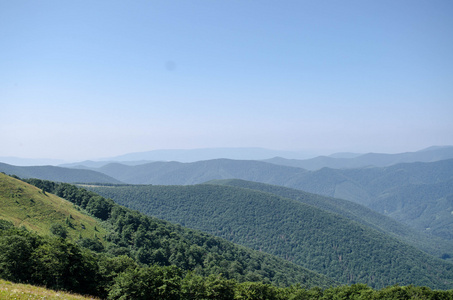 喀尔巴阡山夏日风景与绿色阳光山无线