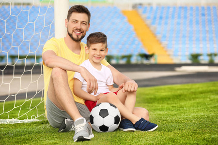 爸爸和儿子一起足球球图片