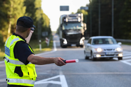 拉脱维亚警察在高速公路上指挥交通照片