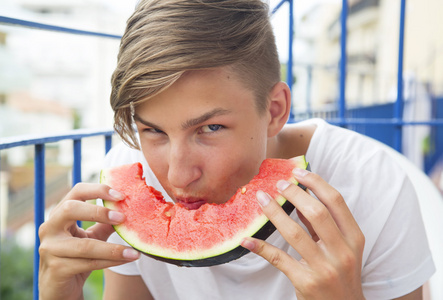 吃瓜time男孩吃西瓜照片