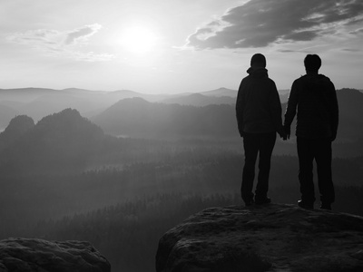 和看着雾气很重,有雾的早晨谷到太阳美丽时刻的自然奇迹的巅峰照片