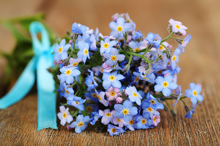 木制的背景上忘我花插画