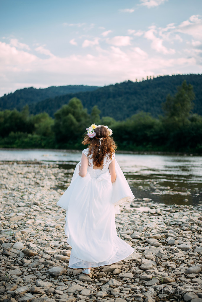 新娘的婚纱在海滩