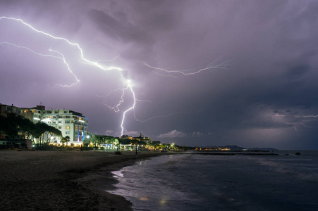 阿尔巴尼亚。魔像。傍晚在闪电风暴期间的海滩
