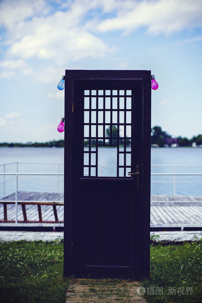 有一扇门到湖的抽象图像