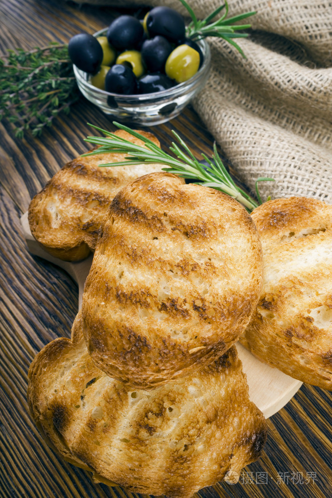 用橄榄切片烤的面包