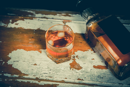 对岩石 古董的照片 酗酒文化的威士忌