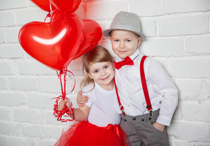 小孩子抱着和捡心形气球。情人节那天和爱情观，在白色背景上