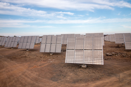 领域的收集能源的太阳能电池板