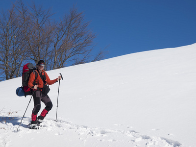 在雪中的人是在雪地里山