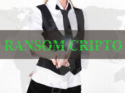 女商人在夹克和领带按勒索赎金 cripto 按钮的虚拟屏幕。密码货币概念的交换与生成
