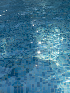 蓝色的海水游泳池马赛克的思考