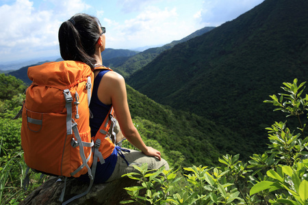 山峰上的女人背包客图片