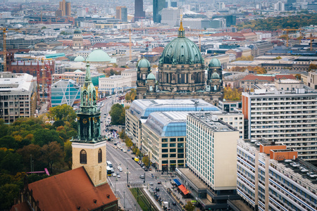 柏林大教堂和建筑物在米特，柏林，德国的看法