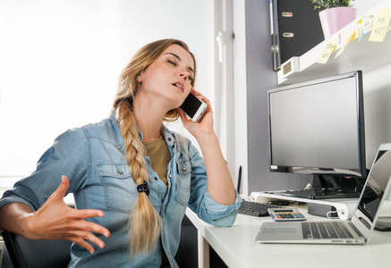 强调女人谈电话在家办公业务问题概念