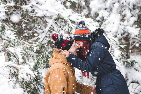 在冬季森林雪夫妇开心和投掷