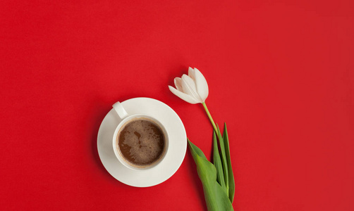 杯咖啡和花
