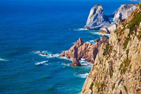 陡峭的海岸峭壁和海洋