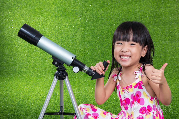 亚洲中国小女孩在玩用望远镜