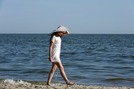 走在海滩上的漂亮女人