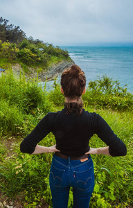 漂亮的女孩看着黑海