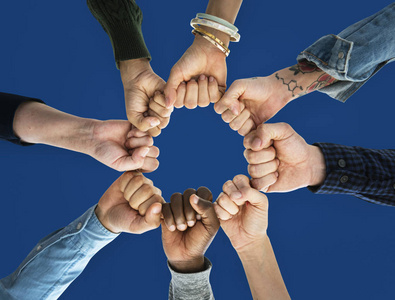 人们手里摇图片