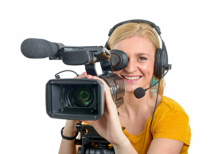 专业的视频摄像机，在白色的金发年轻女子