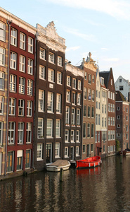 与荷兰风格的建筑，在阿姆斯特丹运河上的房子