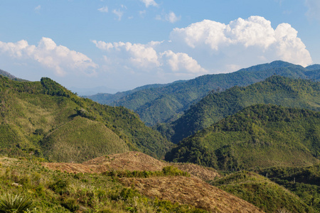 绿色的森林，高山在老挝