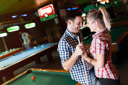 夫妻在一起打台球在酒吧图片