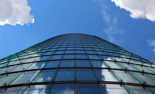 玻璃和钢结构的摩天大楼，与天空背景合影