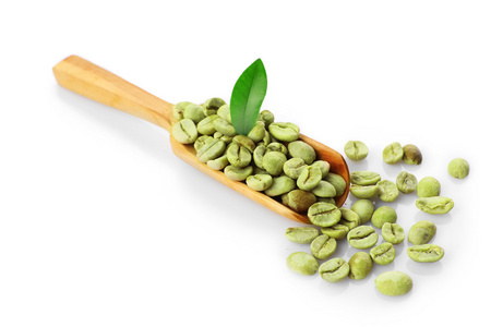 绿色咖啡豆和卷尺,白色衬底上分离.