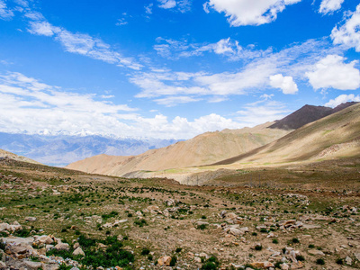 与山背景 Leh 拉达克，印度在公路沿线的自然景观