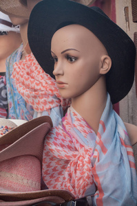 模特戴着帽子在妇女的时装商店