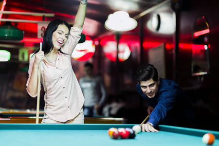 桌球年轻人打桌球照片