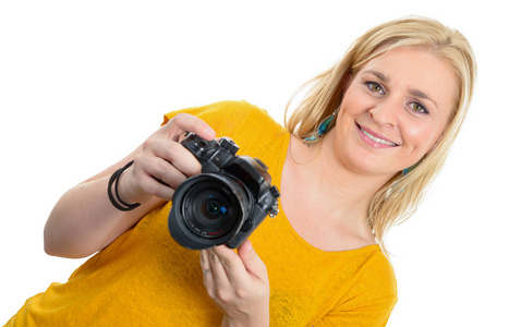 漂亮金发女人摄影师用相机，白色