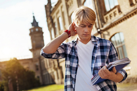陷入困境的困惑的家伙转让的思考照片
