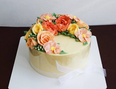 生日蛋糕鲜花玫瑰在白色背景上