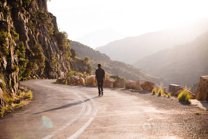 走在路上的年轻人