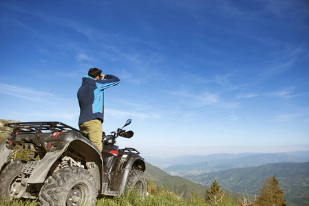 在山区道路上 Atv 四骑车人