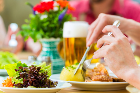 在巴伐利亚 Tracht 在餐厅或酒吧吃饭的人