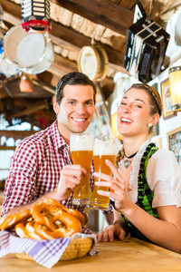 夫妇在巴伐利亚的餐厅喝小麦啤酒