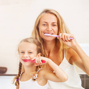母亲和女儿刷牙