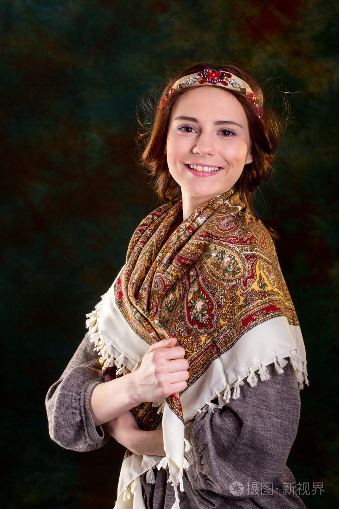 在俄罗斯民族服装的漂亮女孩