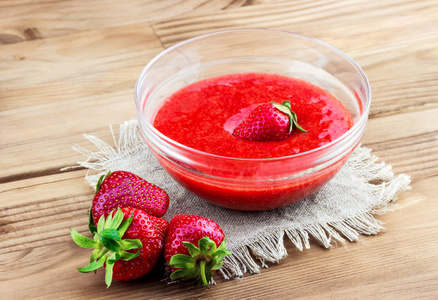 与新鲜草莓草莓捣碎照片