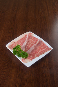 日本料理。牛肉切成薄片的背景