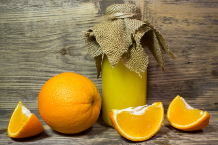 橘子和新鲜的橙汁木制背景