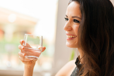 女人控股杯水