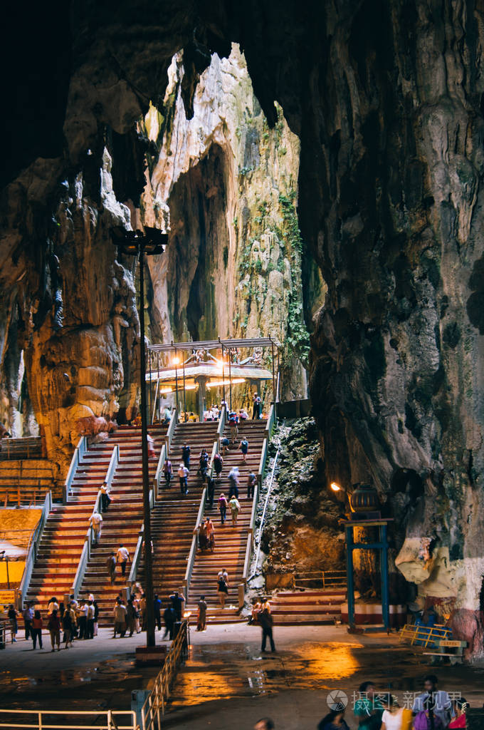 在黑风洞内石灰岩露头坐落在吉隆坡北部.黑风洞具有三个主要的洞穴特